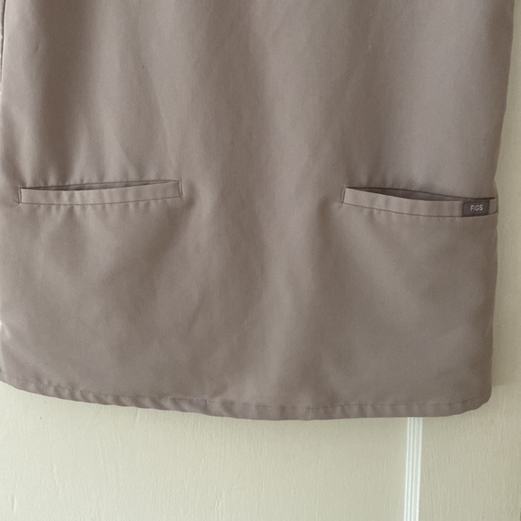 Figs Slate (sold out color) size x-small Casma 3 pocket scrub top. - Picture 4 of 8